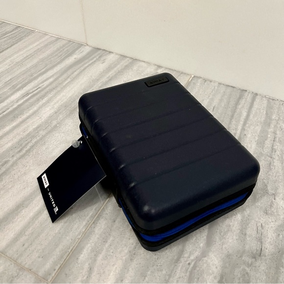 United Polaris Flight Away Travel Toiletry Amenities Kit - Picture 4 of 13